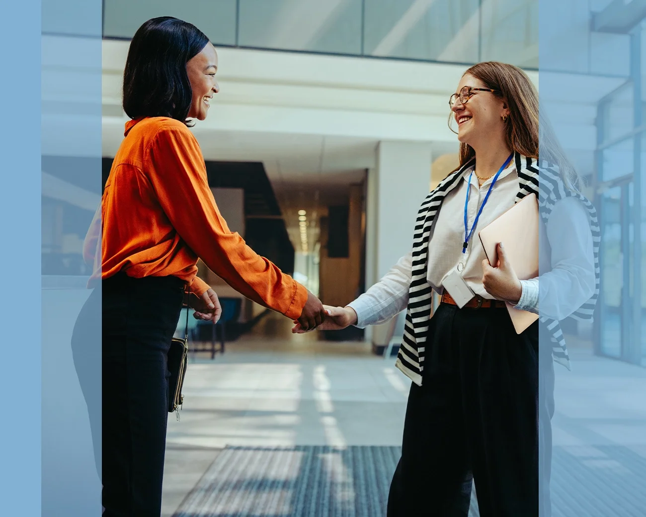 Lachende HR-manager in gesprek met collega