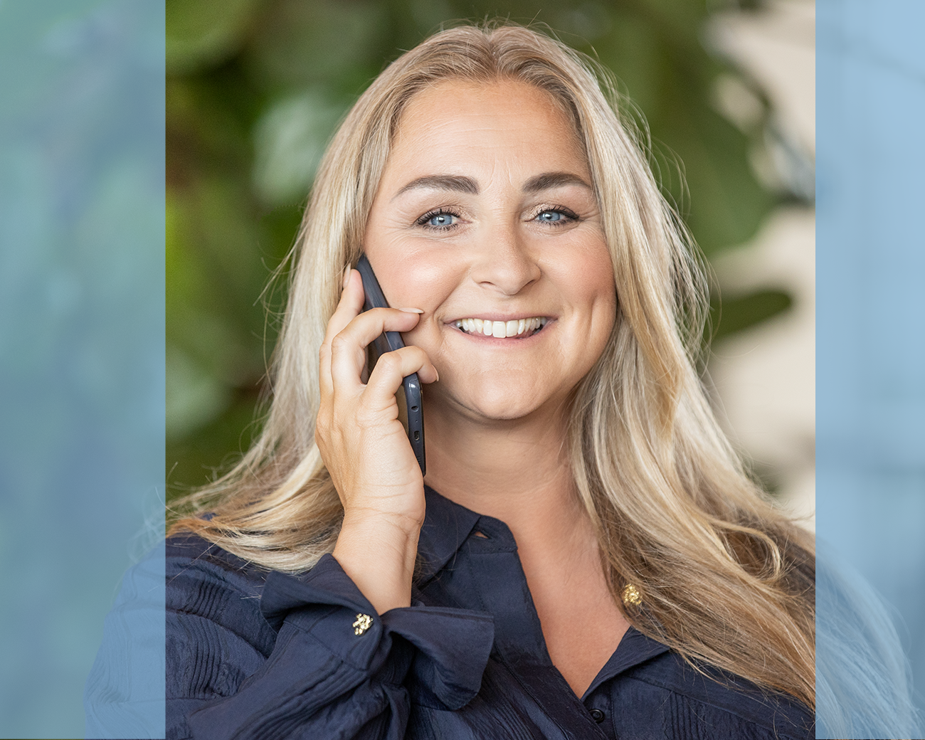 Supportprofessional lachend aan telefoon