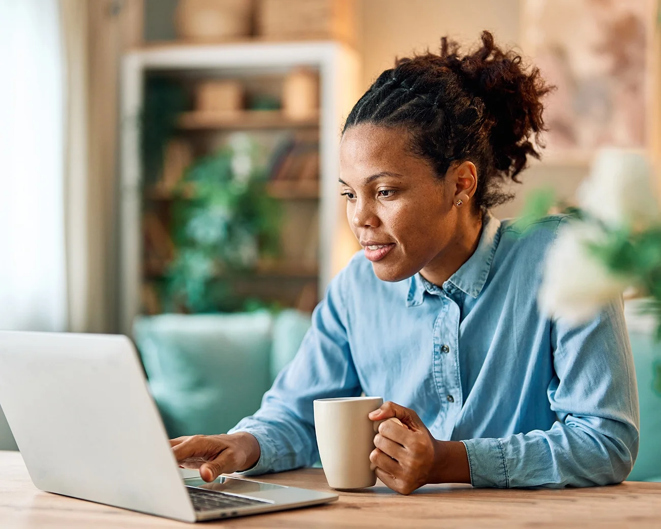 vrouw zit achter haar laptop te werken