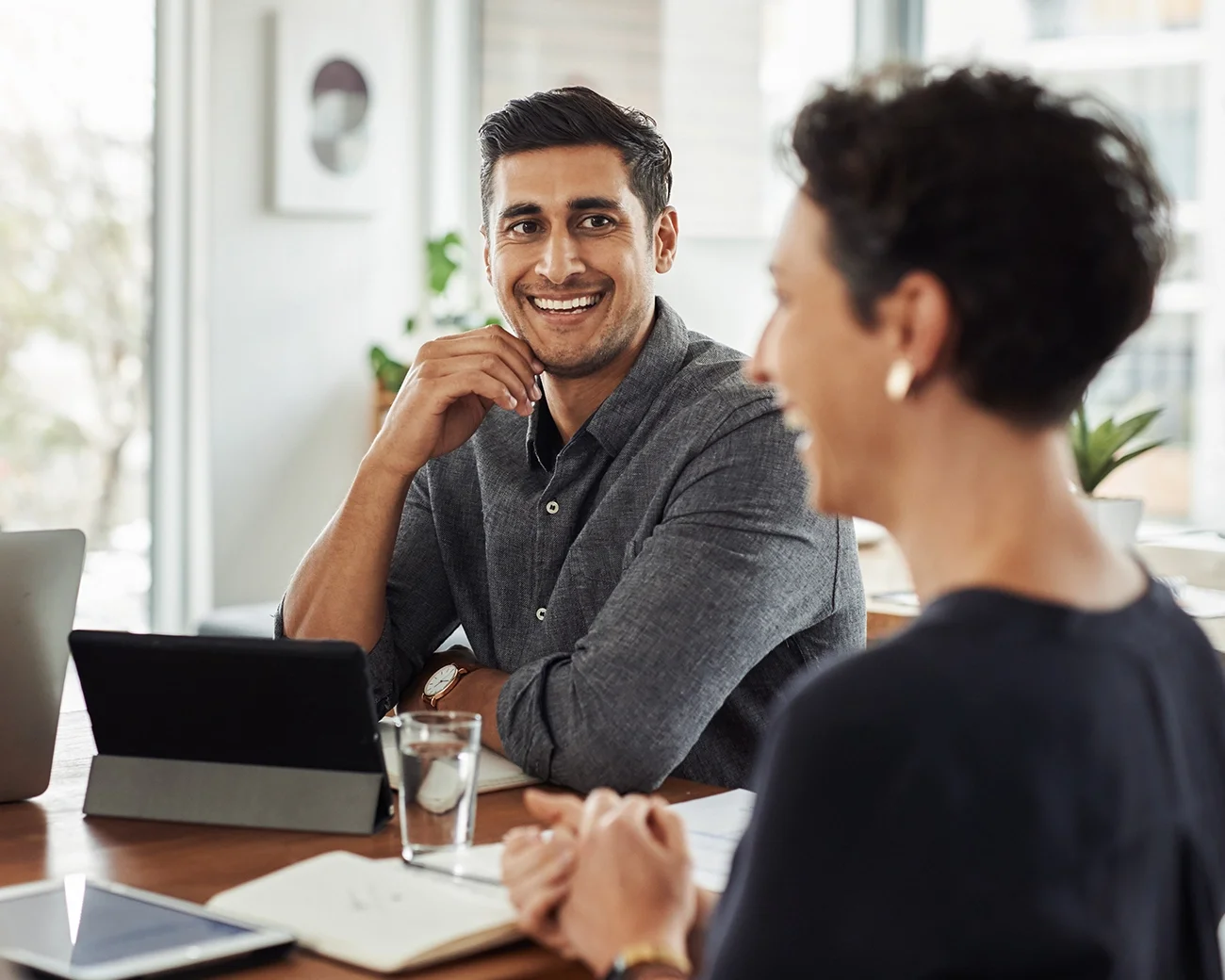 2 collega's in vrolijk gesprek