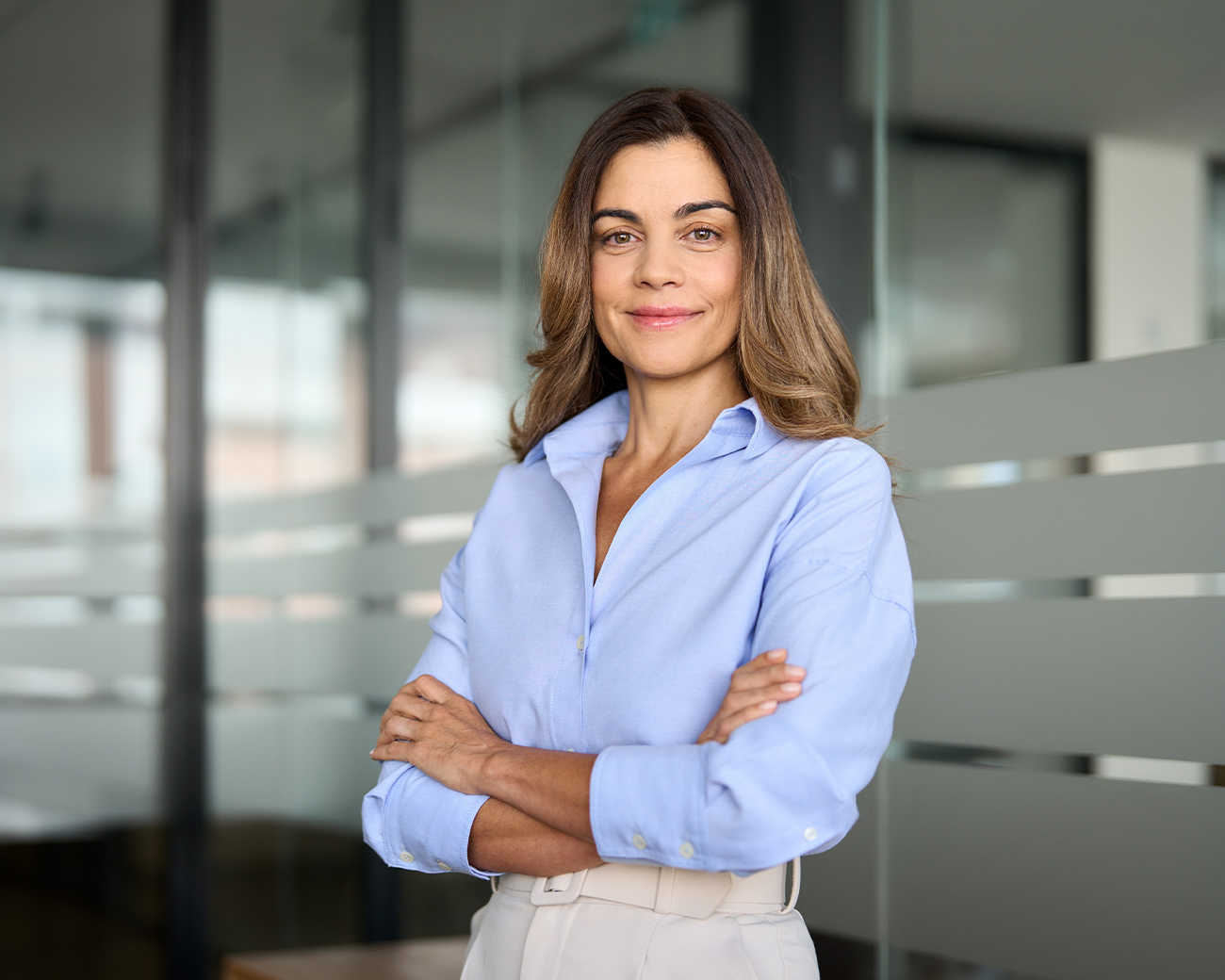Vrouwelijke professional met over elkaar geslagen armen