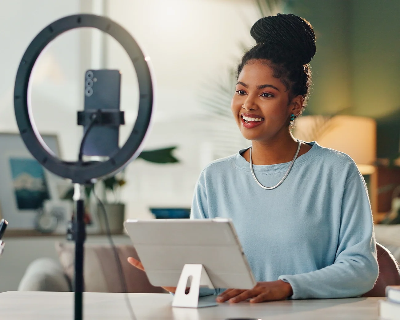 Influencer met camera en tablet