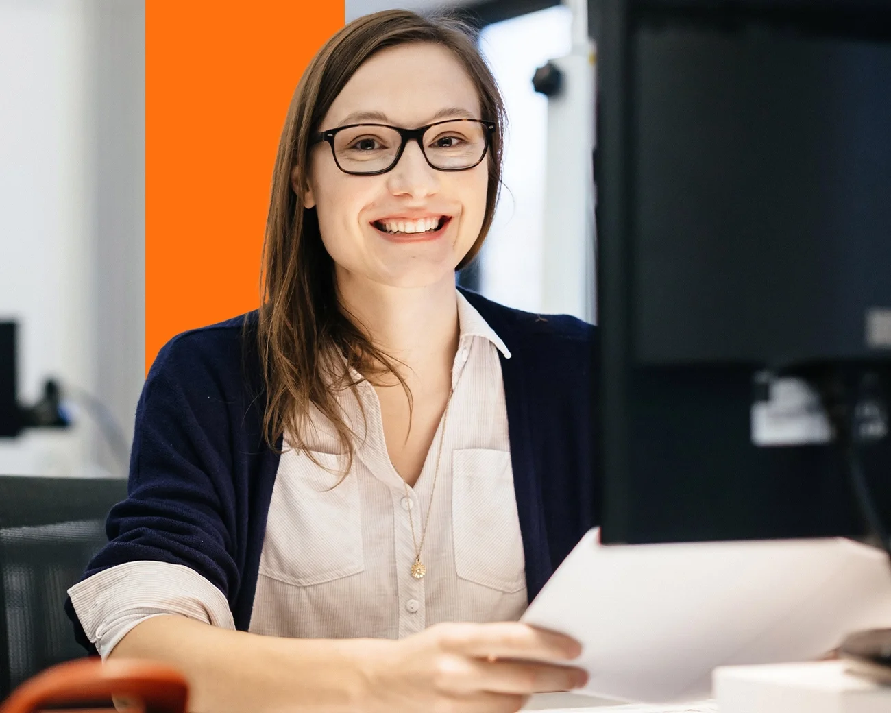 Zittende vrouw met document in handen