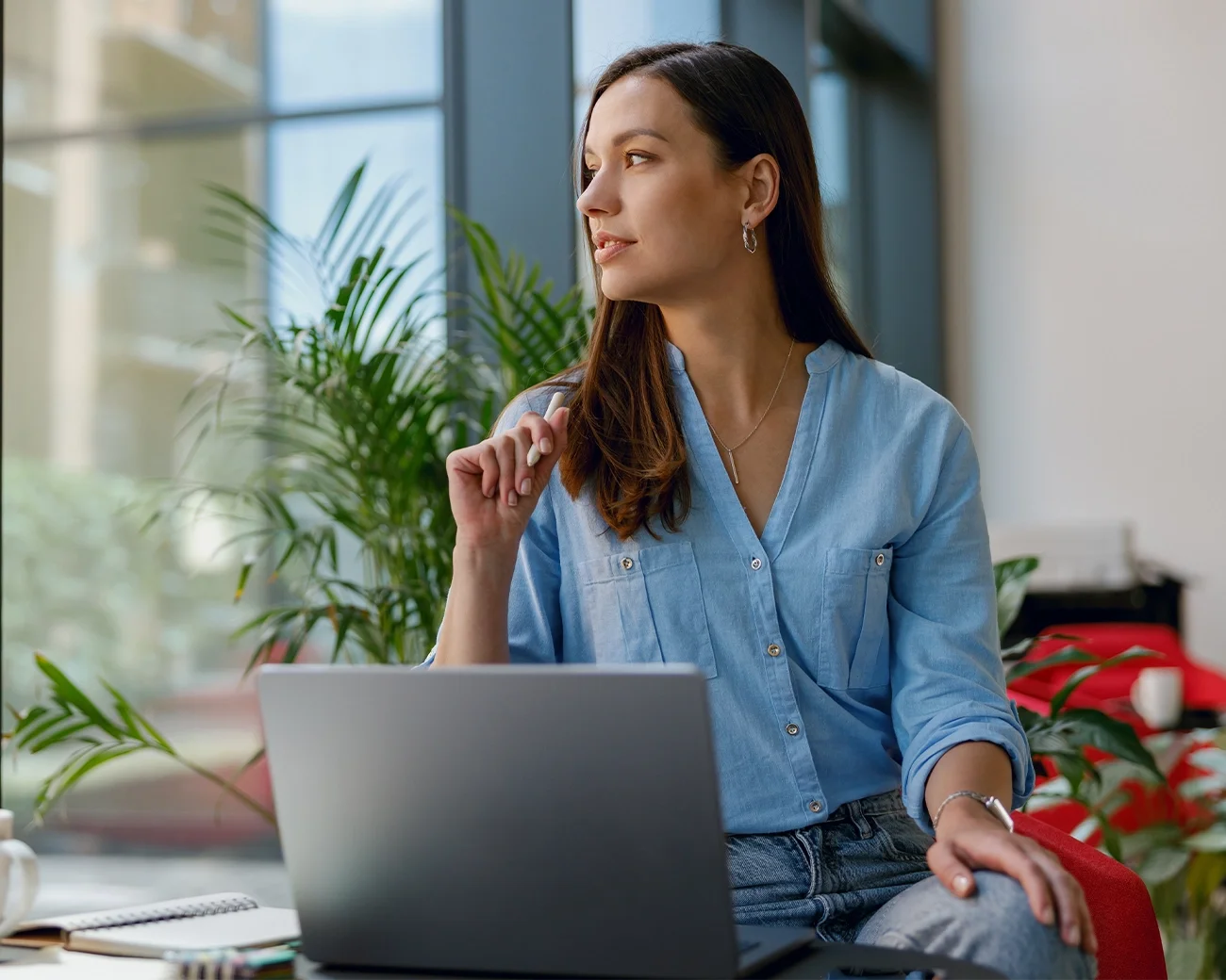 Vrouw met laptop in kantooromgeving