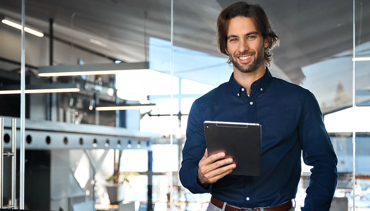 Man met een tablet in zijn hand