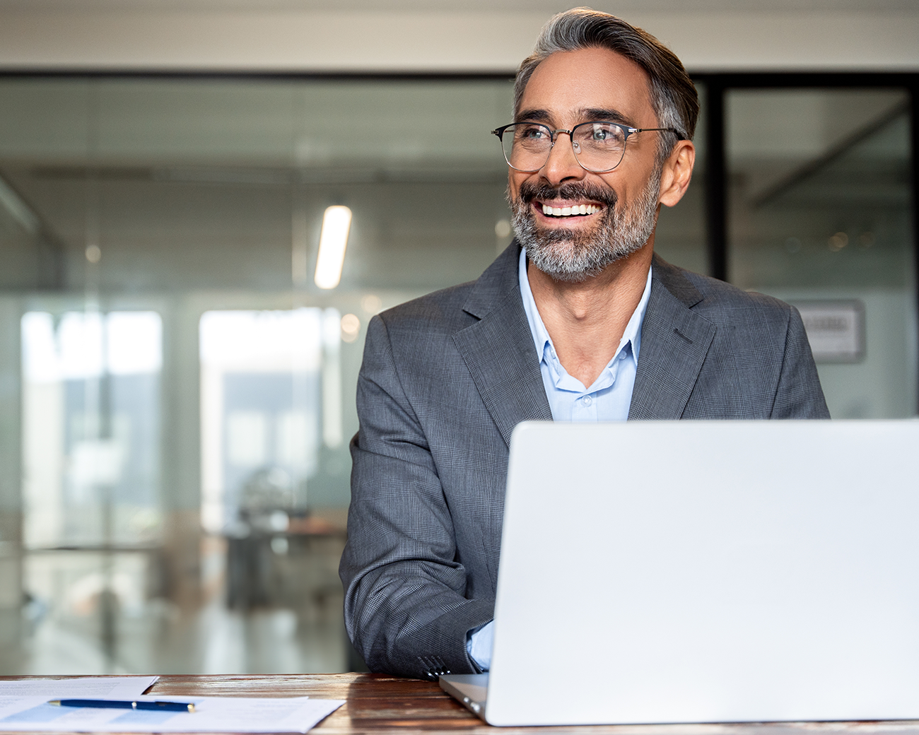 Zakenman achter laptop