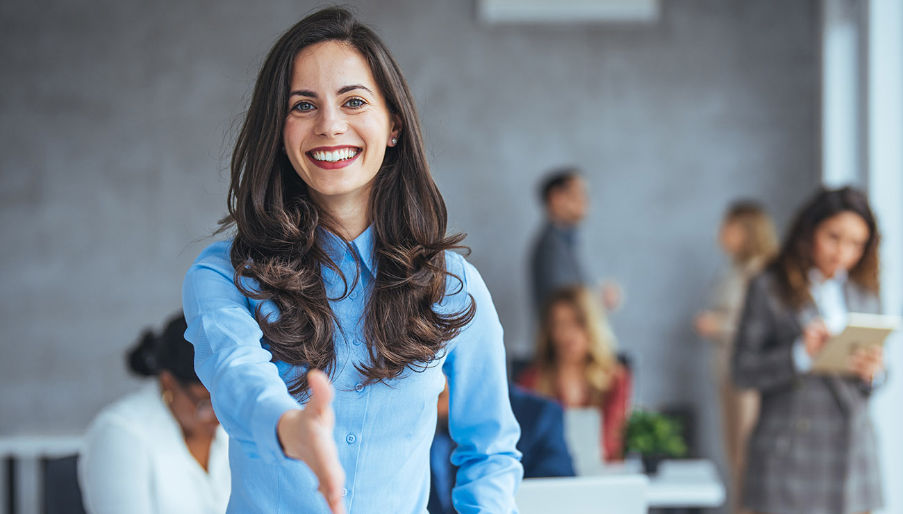 Een vrolijke management assistent