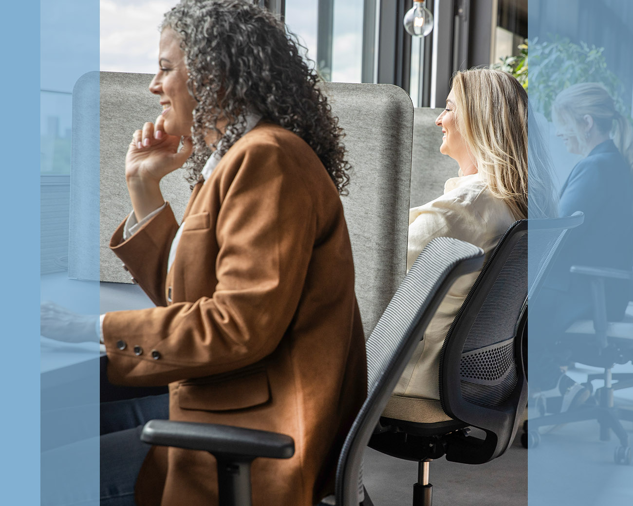 Supportprofessionals werkend aan een bureau