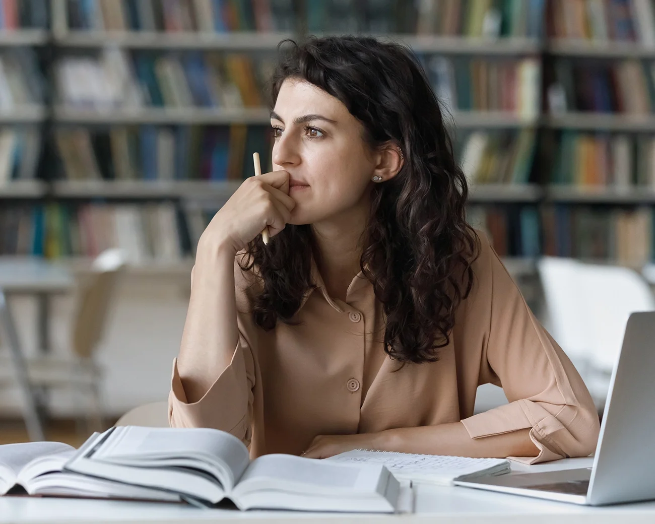 Volwassen studerende vrouw