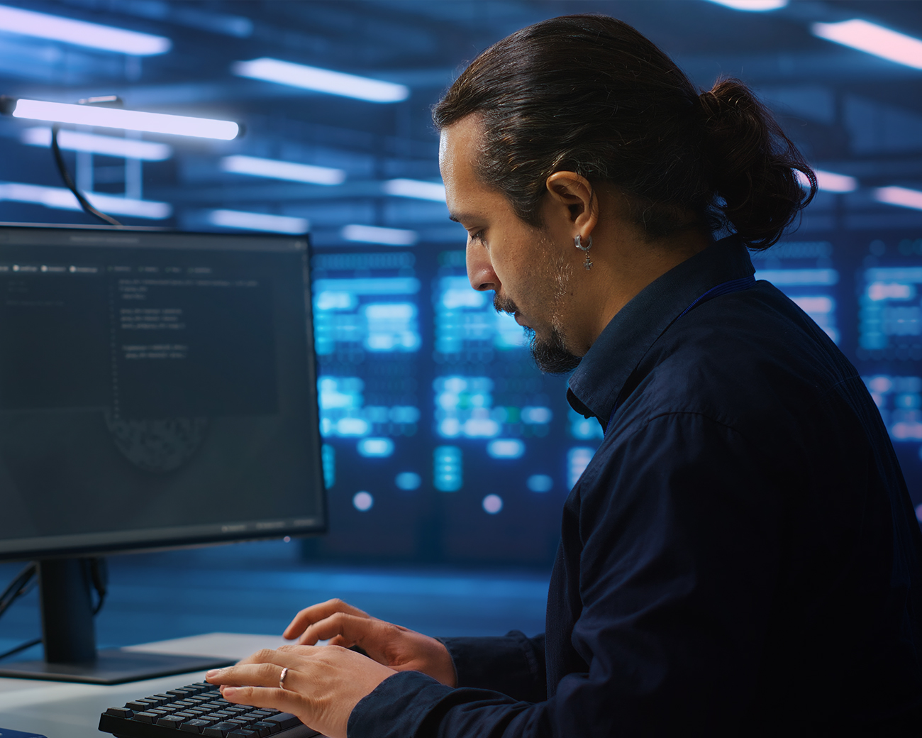 Cybersecurityspecialist werkt achter laptop in IT-omgeving