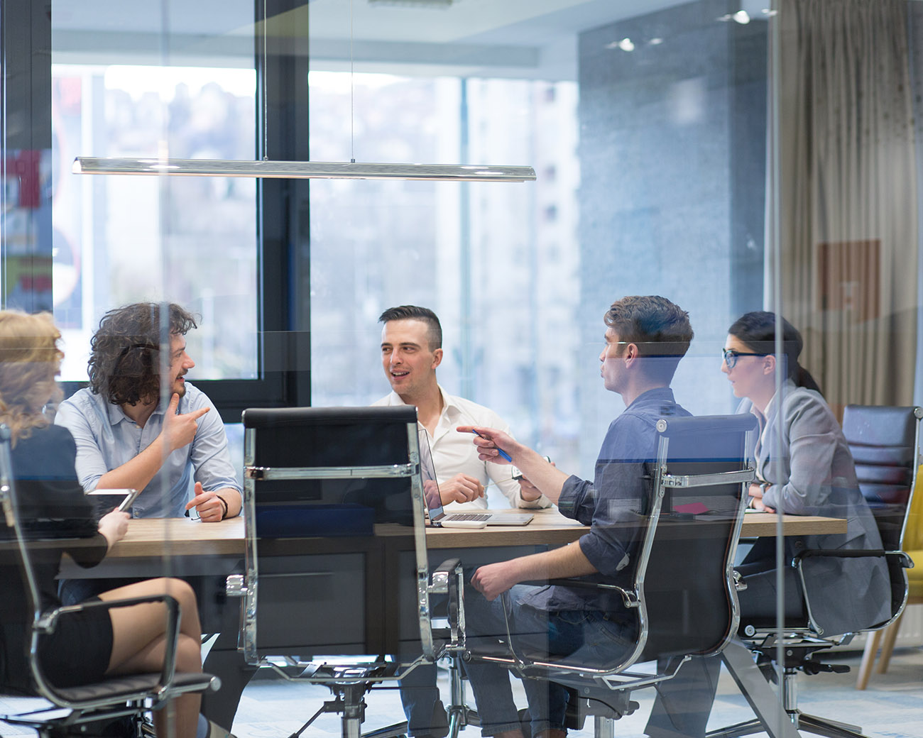 Medewerkers gemeente vergaderen in zaal