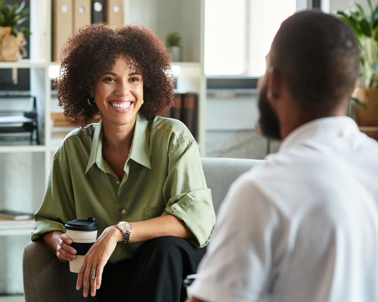 Twee mensen lachend met elkaar in gesprek