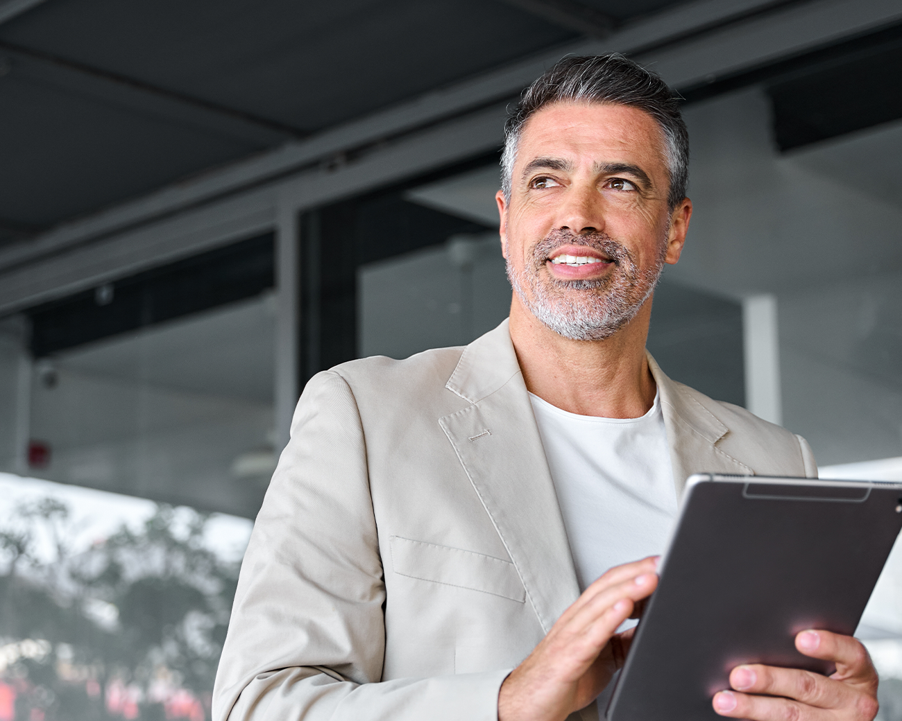 man met tablet in zijn handen