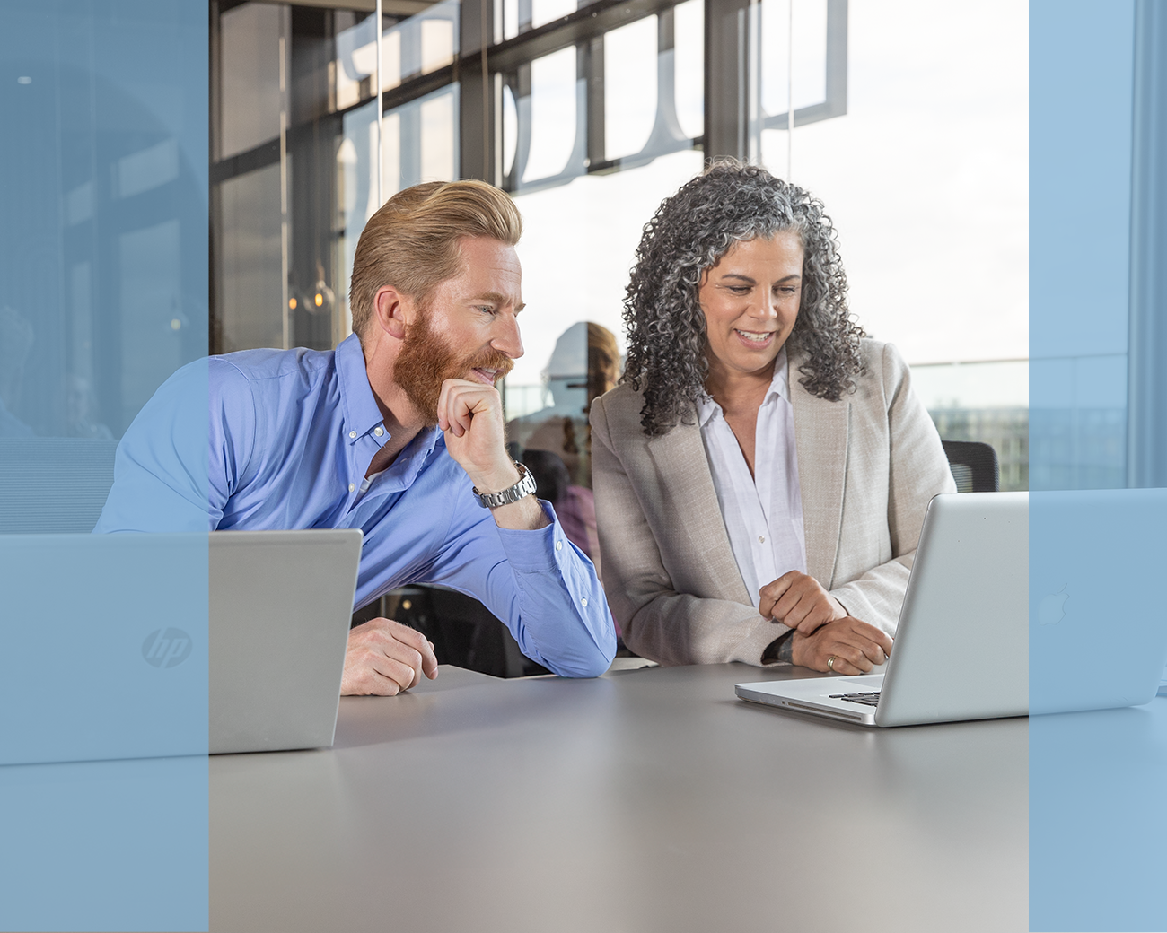 2 collega's achter een laptop