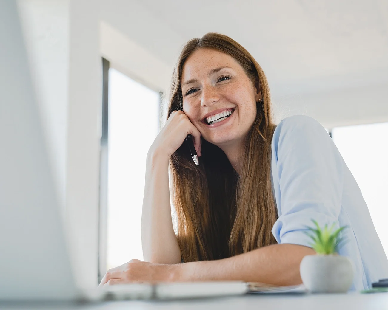 Vrouw die wendbaarheid uitstraalt