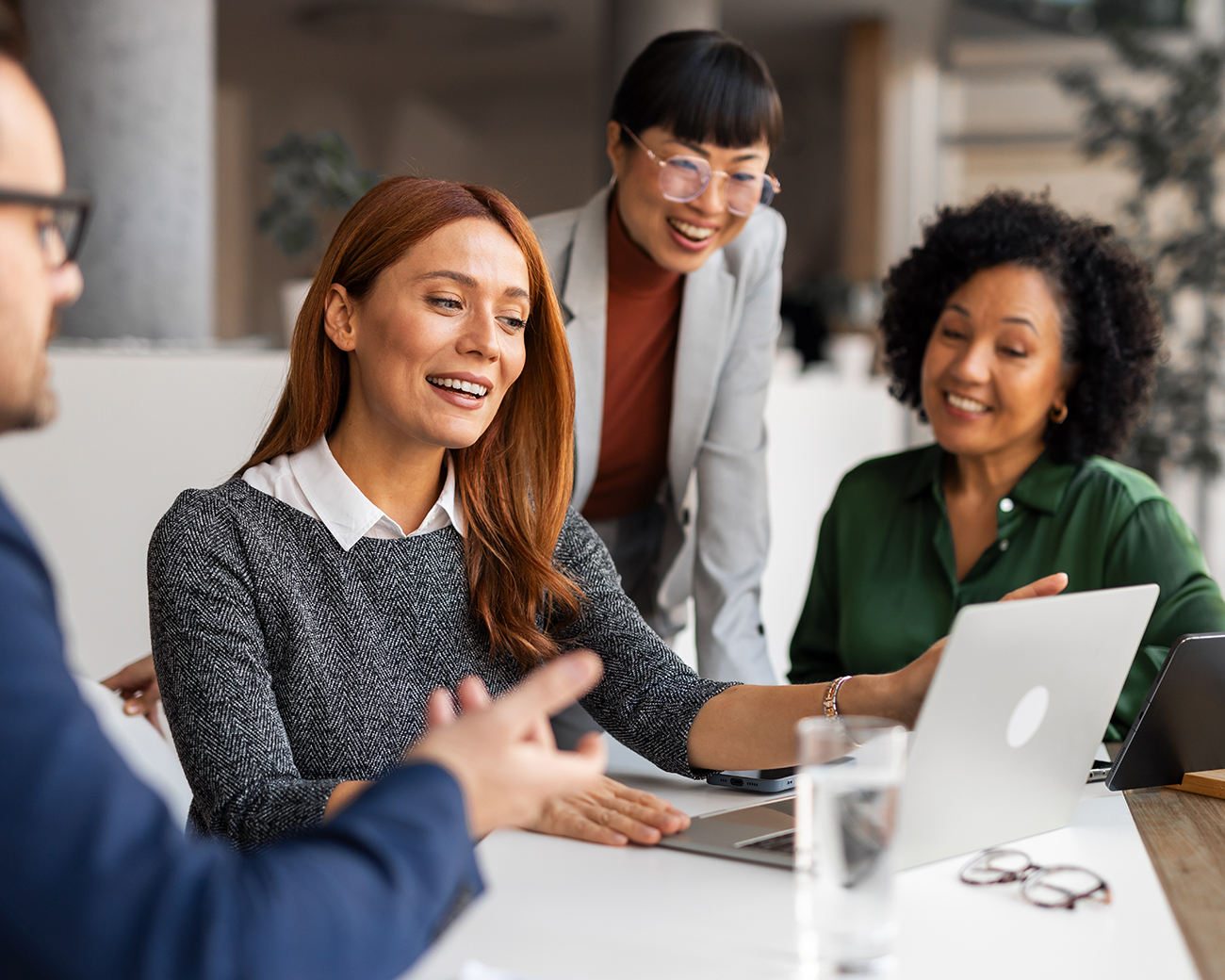 Overheidsprofessionals overleggen in kantooromgeving