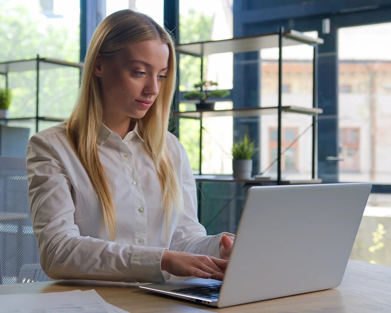 Jonge Generatie Z'er werkt achter haar laptop
