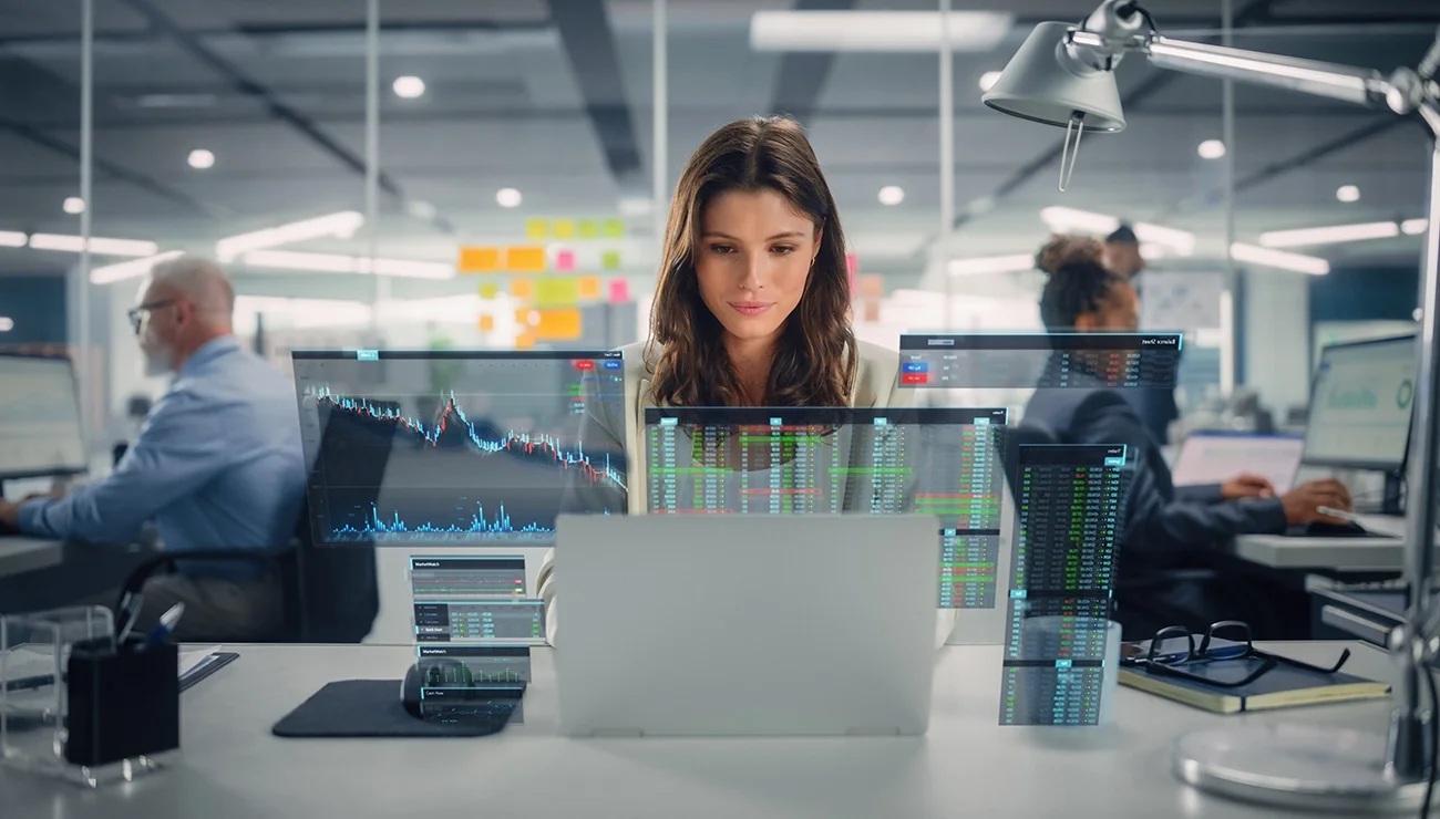 Vrouw kijkt naar een digitaal dashboard met grafieken en diagrammen