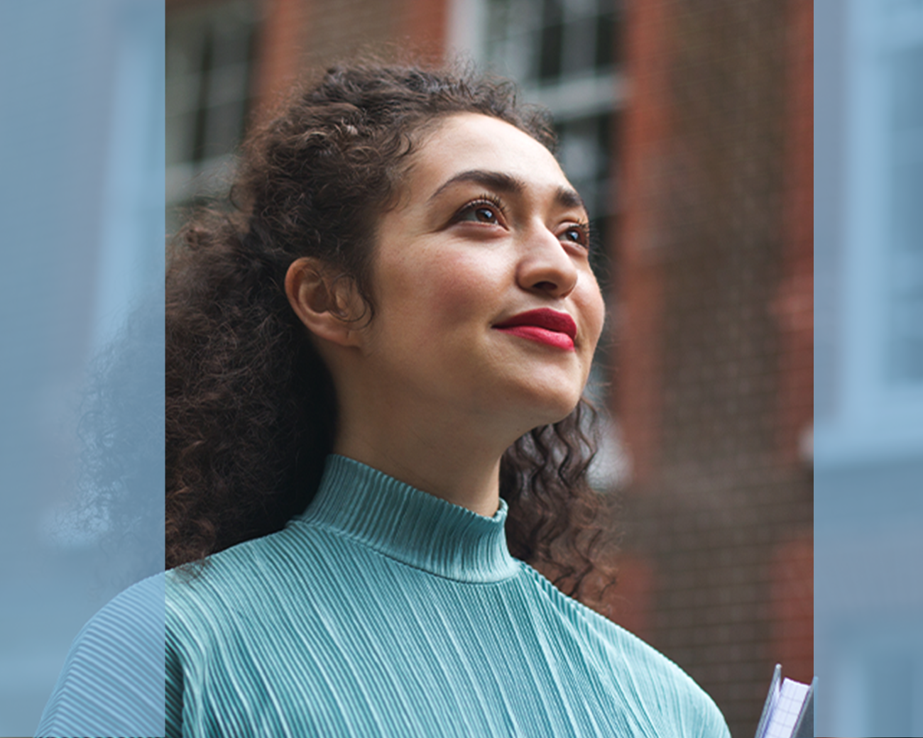 Supportprofessional kijkt omhoog