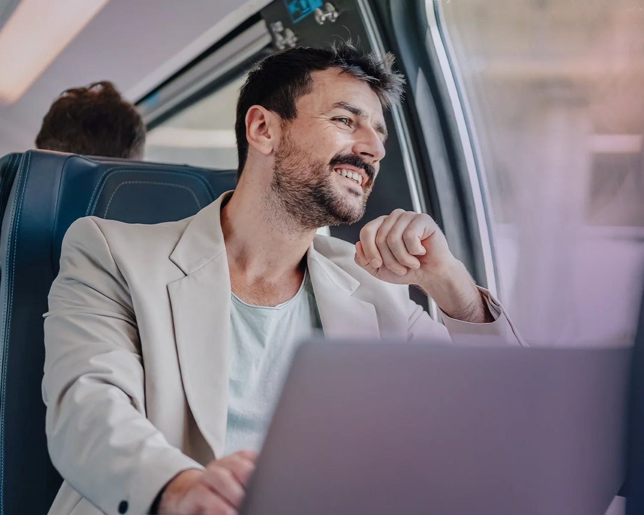 Professional werkt in trein met Copilot