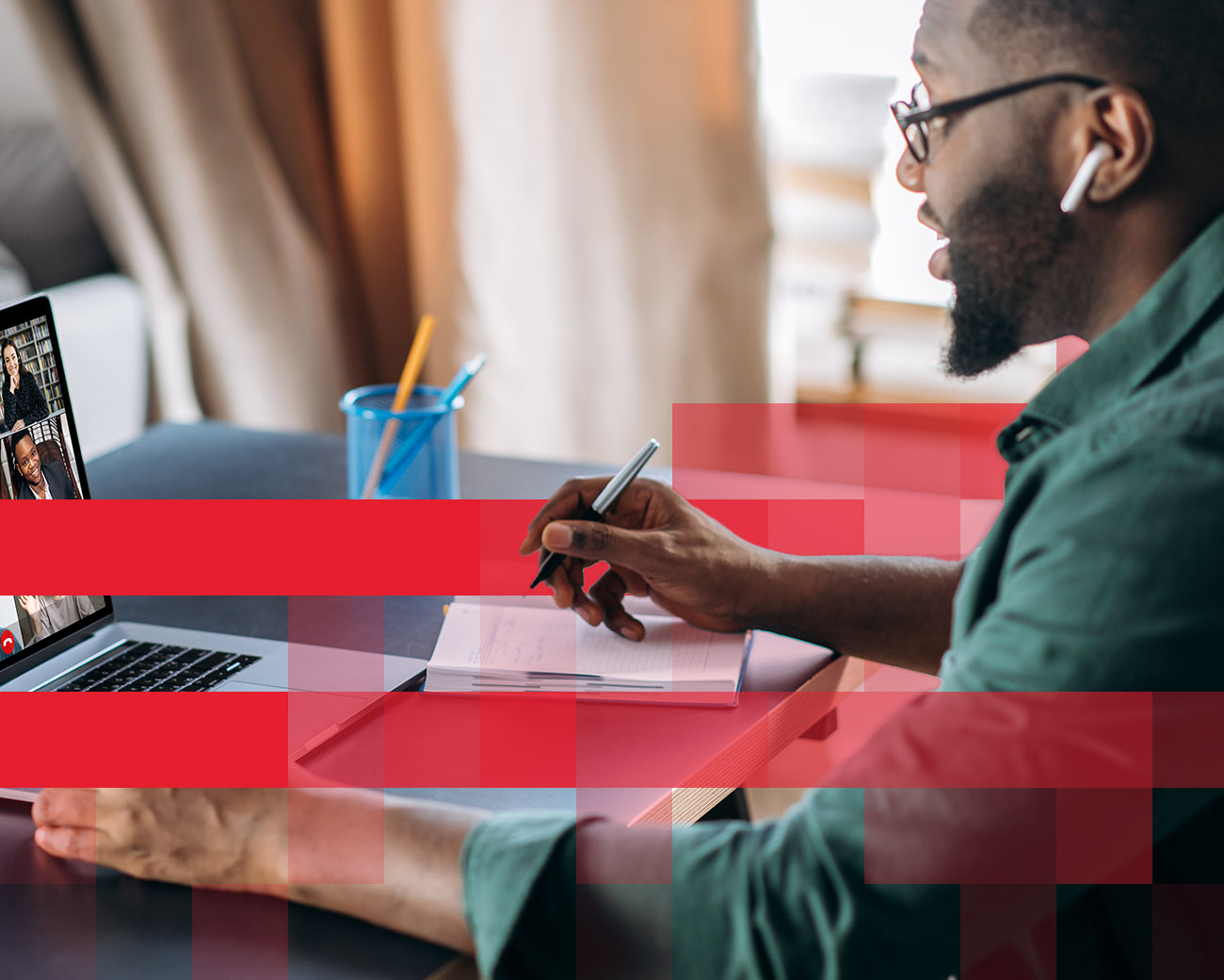 Man zit in online vergadering