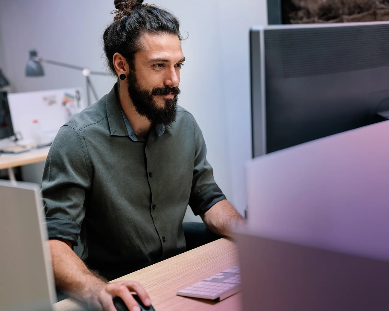 Data-analist werkt achter laptop op kantoor