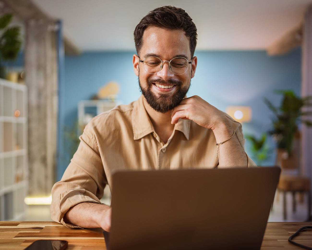 Professional werkt achter laptop met AI