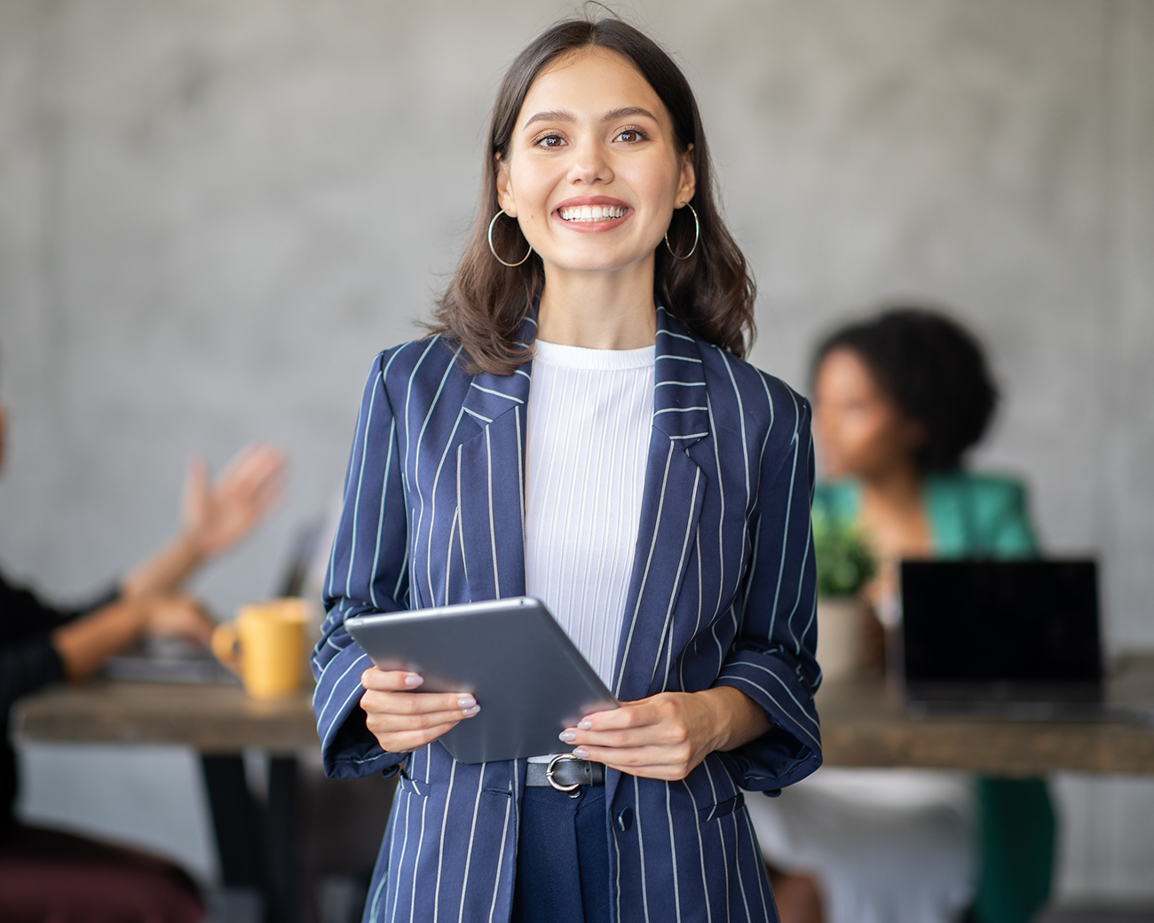 Jonge vrouw in moderne kantooromgeving