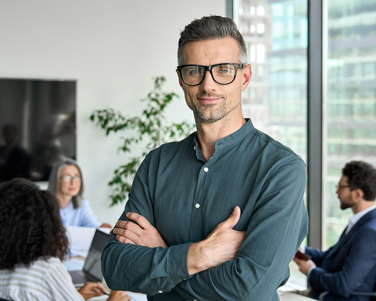 ICT-professional met armen over elkaar geslagen
