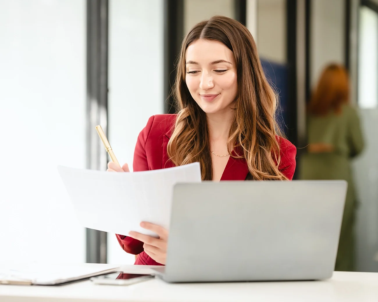 Vrouw vult gemeentelijke belasting in op laptop