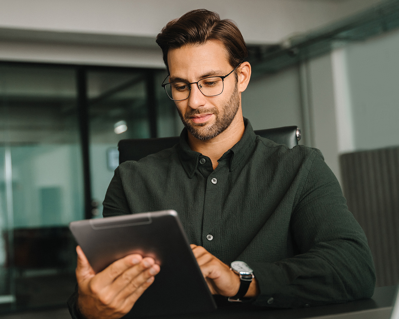 Rustige, stressbestendige man lijkt op tablet