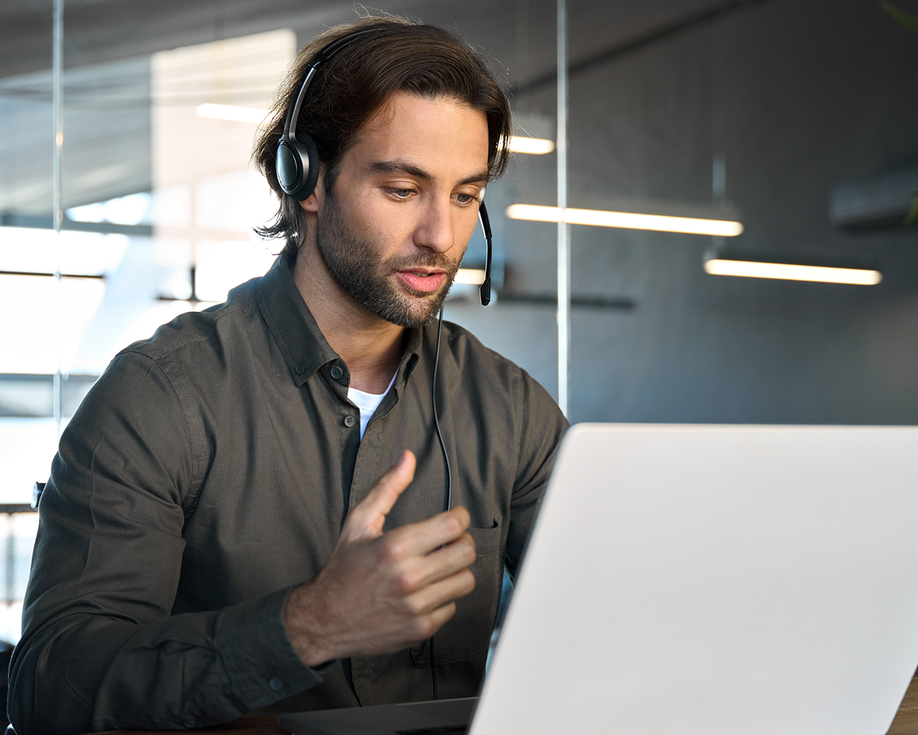 man in videogesprek op zijn laptop