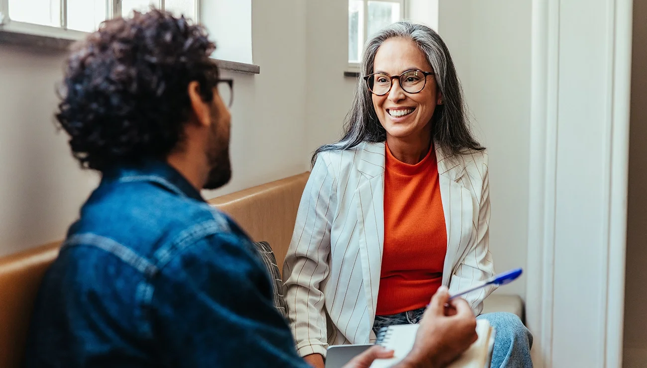 Man en vrouw lachend in gesprek