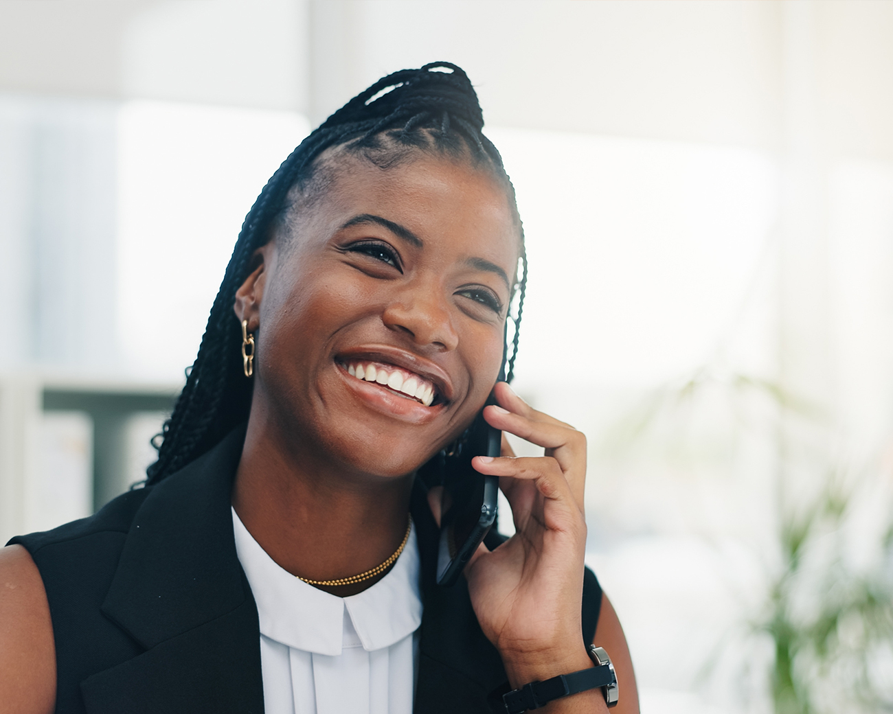 Vrolijke vrouw aan de telefoon