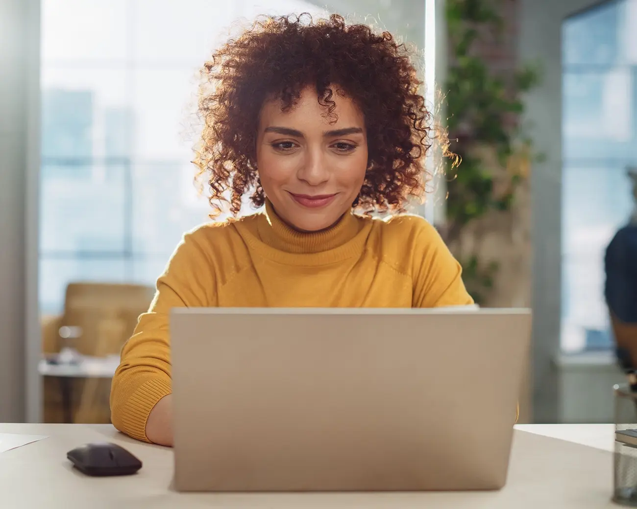 Vrouw achter laptop