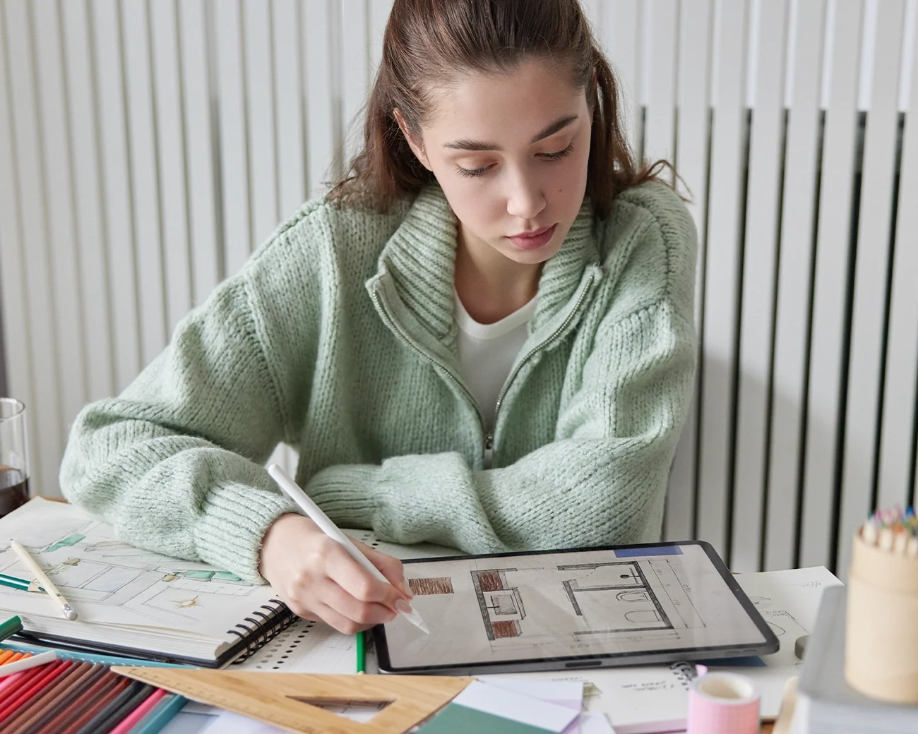 Interieur ontwerper aan het werk