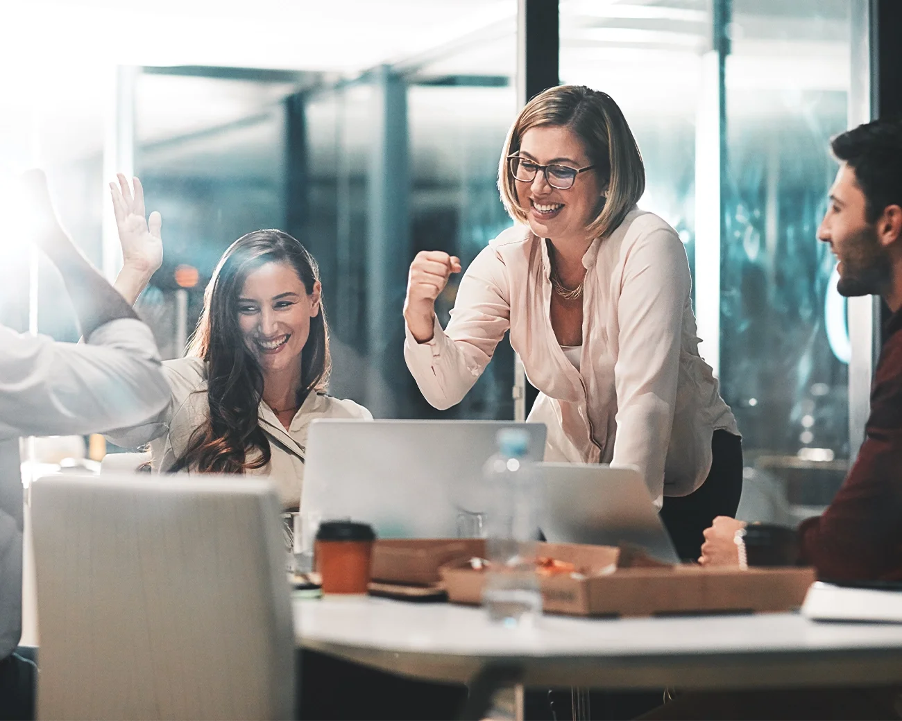 Mensen in kantoorruimte juichen