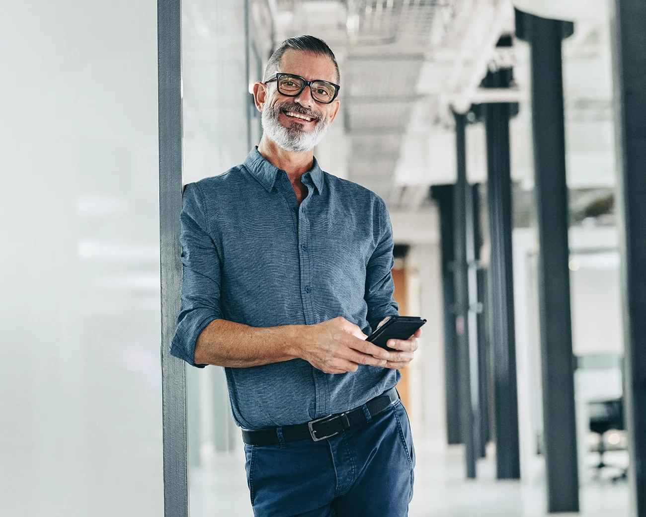 Stressbestendige man met telefoon