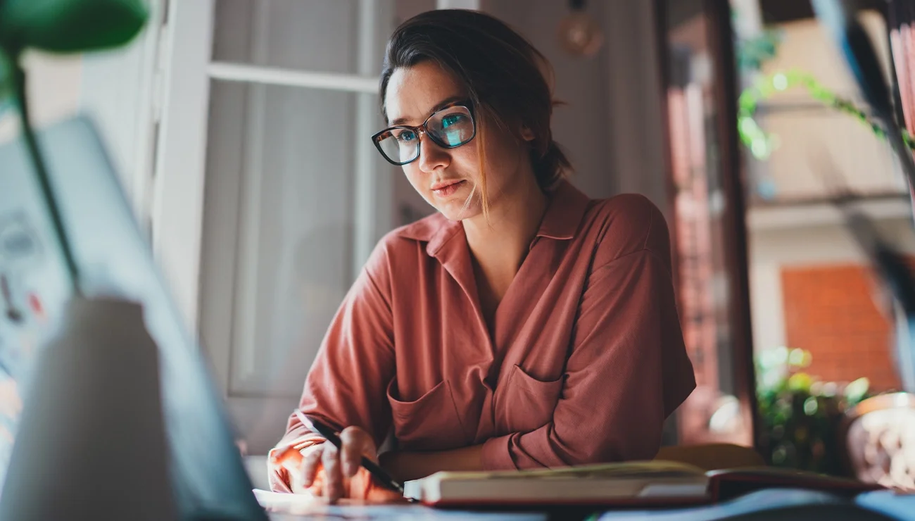 Vrouw aan het werk achter de laptop