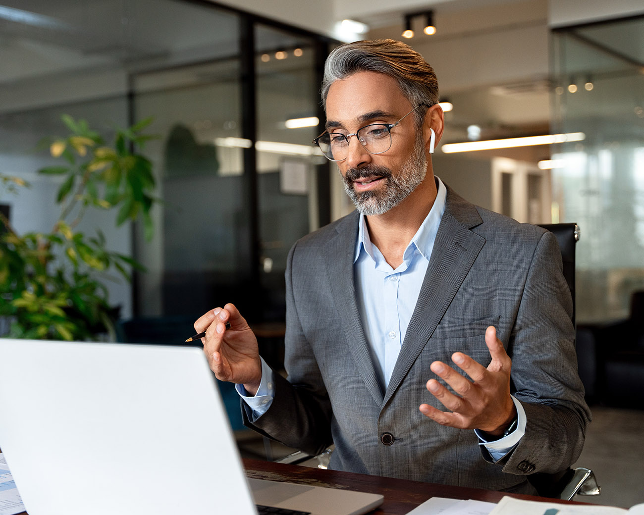 Man heeft online overleg op de laptop