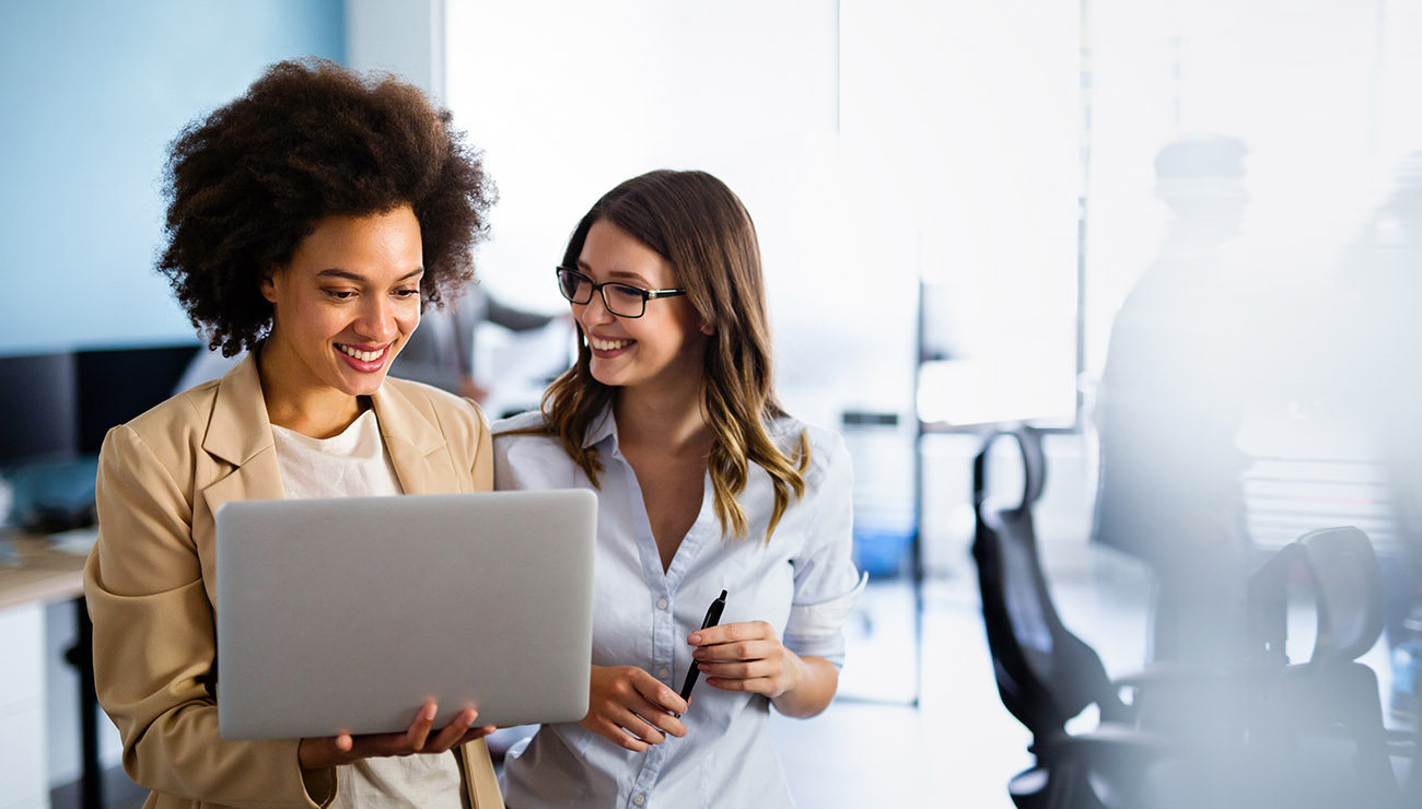 2 vrouwen achter laptop