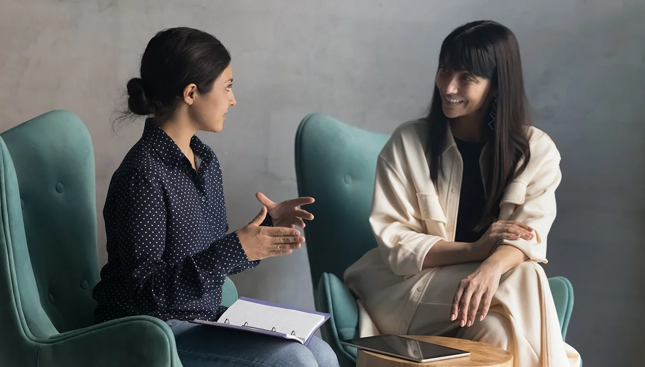Twee vrouwen in gesprek