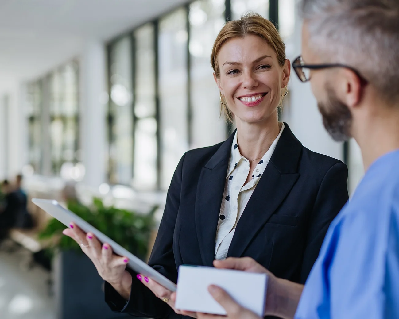 Vrouwelijke zorgmanager in gesprek met medewerker