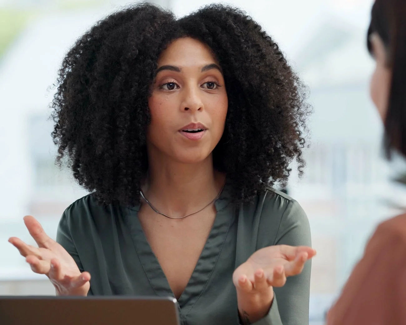 Vrouw in gesprek met collega op kantoor