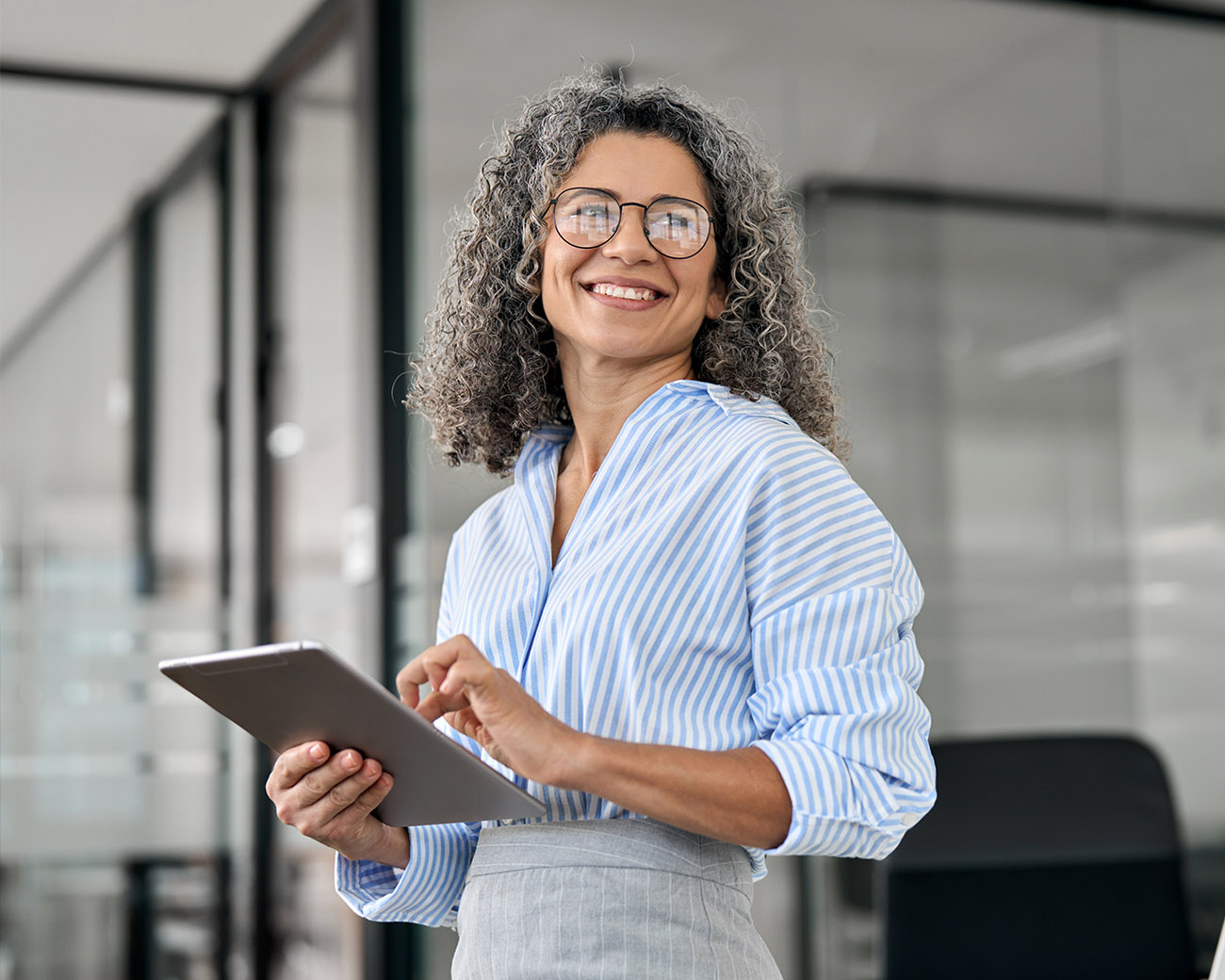 Vrouw met tablet in handen