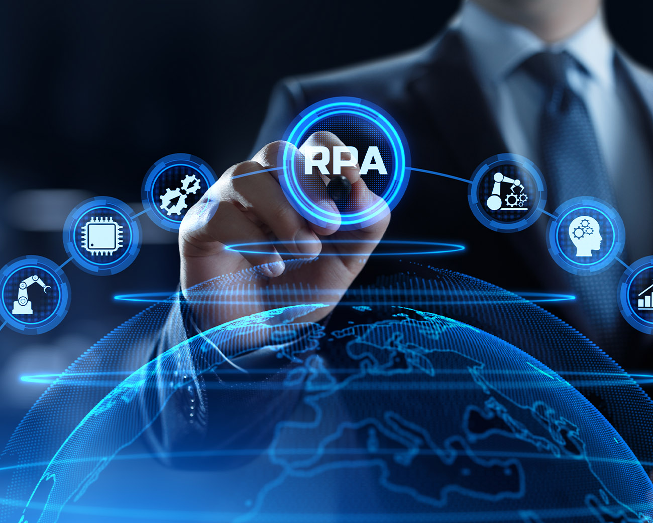 Persoon klikt met vinger op RPA button