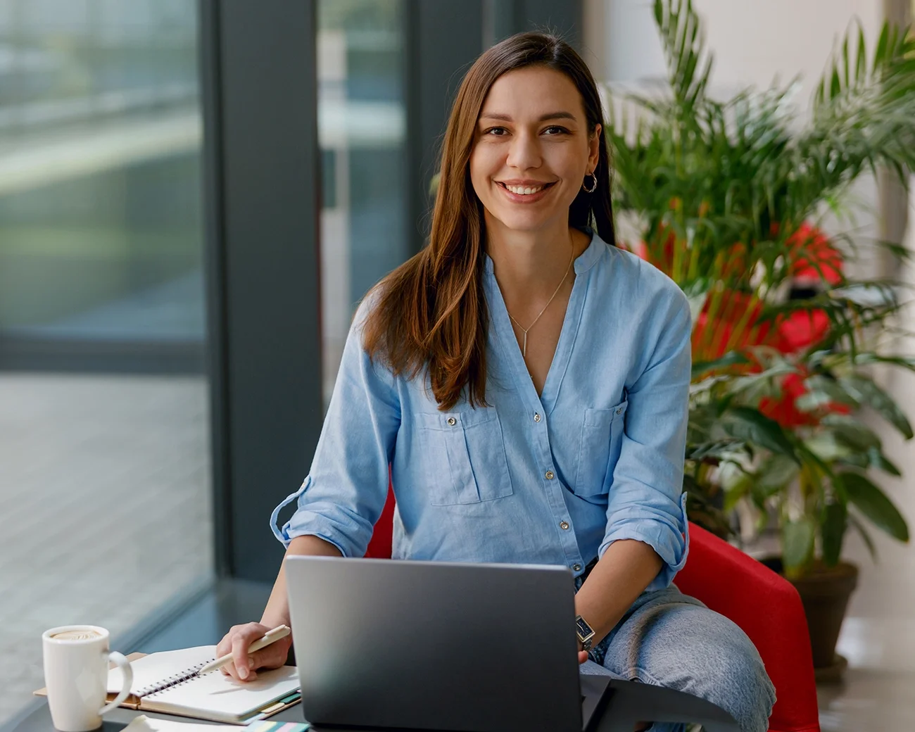 Lachende vrouw achter laptop