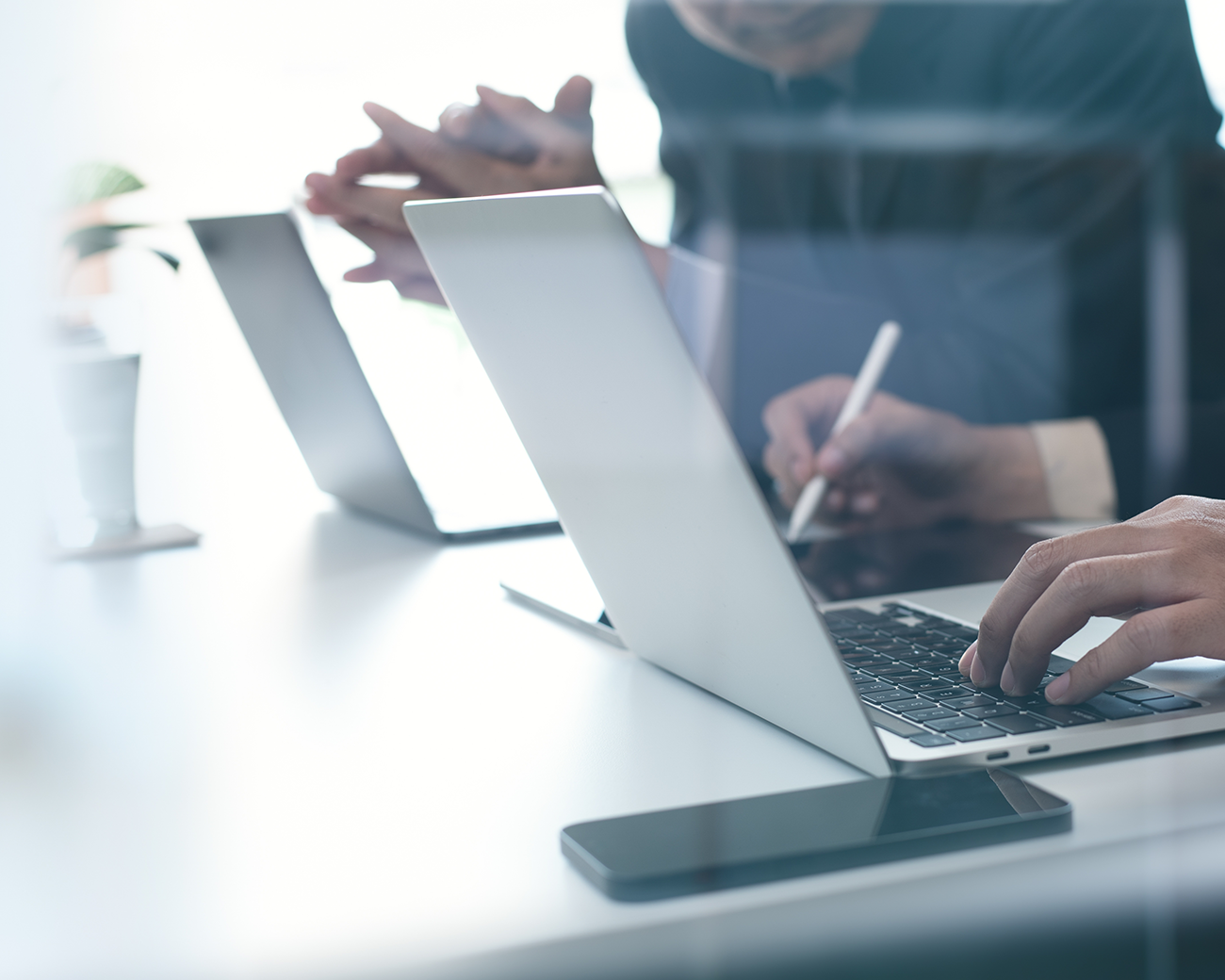twee collega's werken achter de laptop