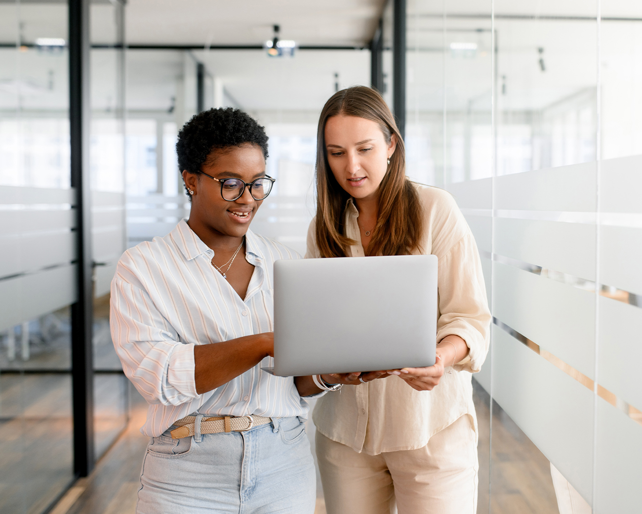 Twee collega's kijken op laptop