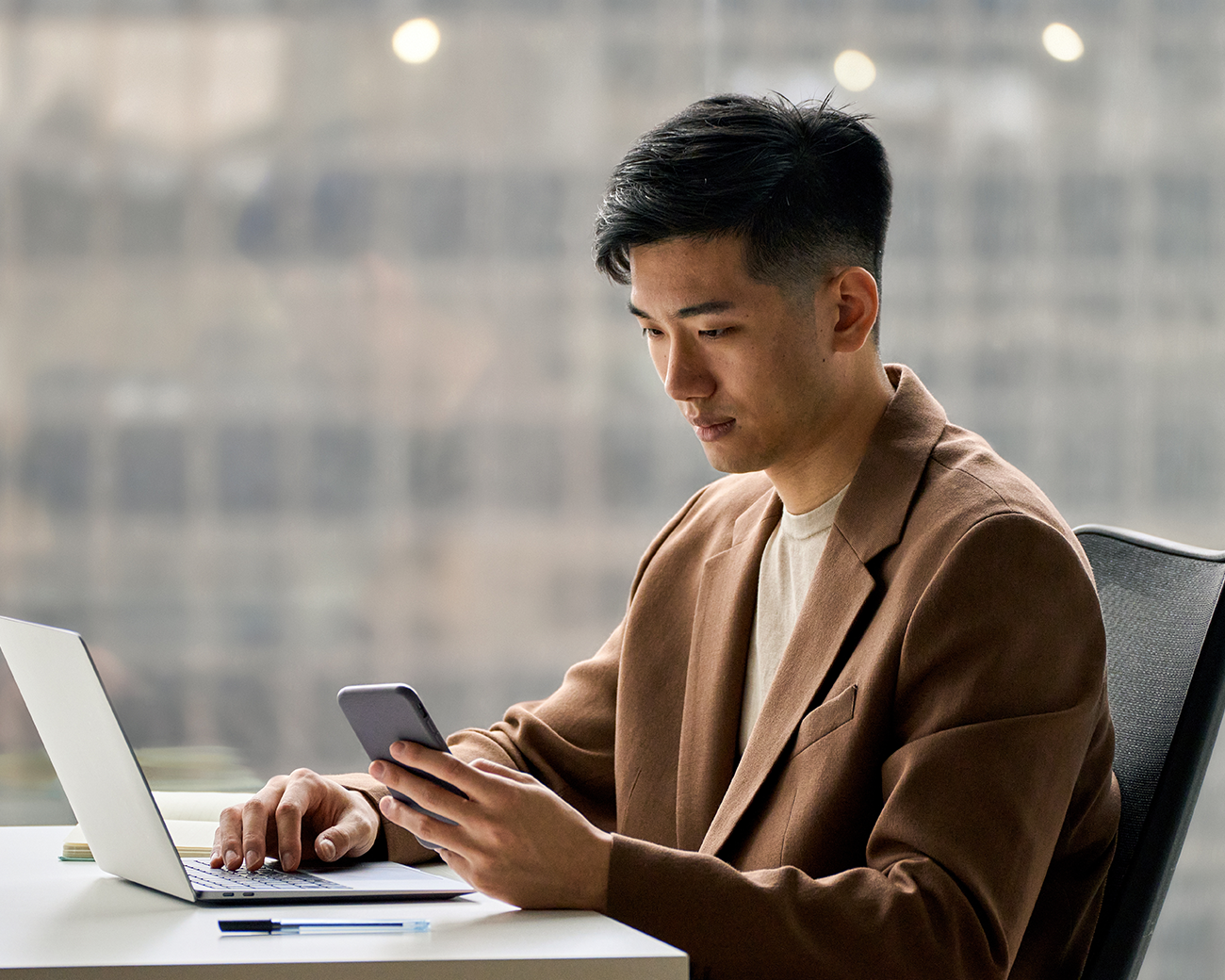 Zakenman werkt op laptop en telefoon